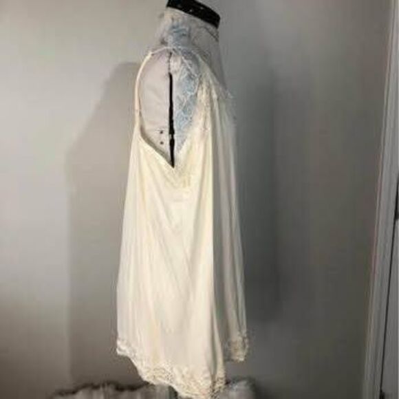 3X size 26/28 Avenue cream Tank Top Cami Lace pit-pit=24” length=26”-30”C5636 - Picture 4 of 5